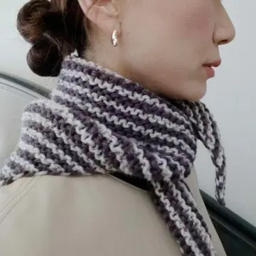 니트 치프 아이보리 x 브라운 보더 삼각 스카프 바부슈카 보더