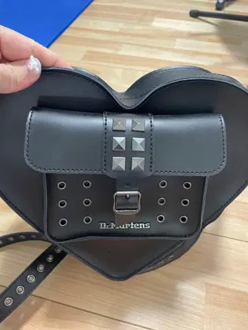 닥터 마틴 스터드 장식 하트형 숄더백 블랙