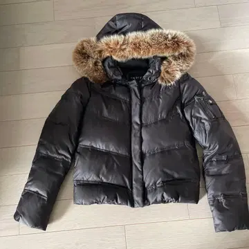 퍼 달린 다크 브라운 다운 자켓