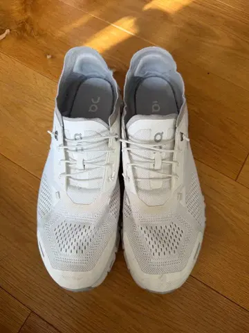 On 화이트 스니커즈