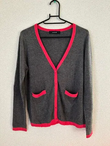 [ 그레이와 핑크의 V넥 가디건 ]