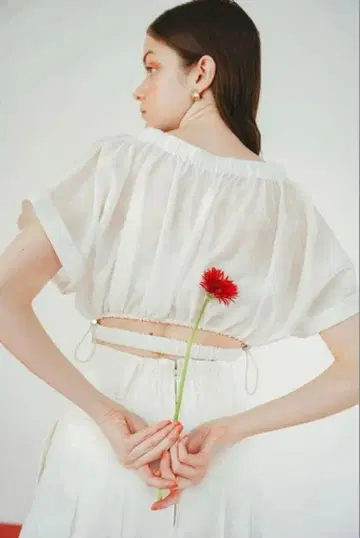 PINUE 시어 개더 블라우스 (화이트)