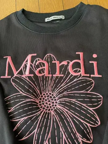 Mardi 플라워 자수 블랙 트레이닝복