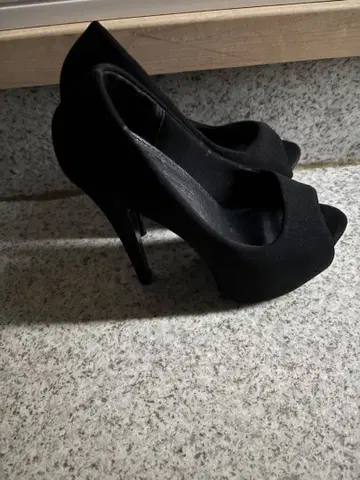 블랙 오픈토 하이힐