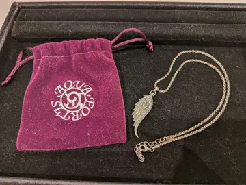 실버 깃털 모티브 목걸이 파우치 포함