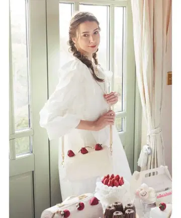 메종 드 플뢰르 모노그램 케이크 숄더