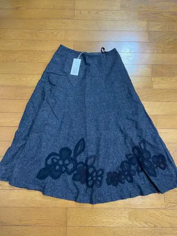 플레어 스커트 자수 K.T