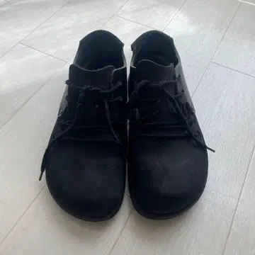 BIRKENSTOCK 블랙 스웨이드 로퍼