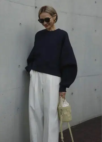 미사용 새상품 ellie 볼륨 슬리브 맨투맨 네이비