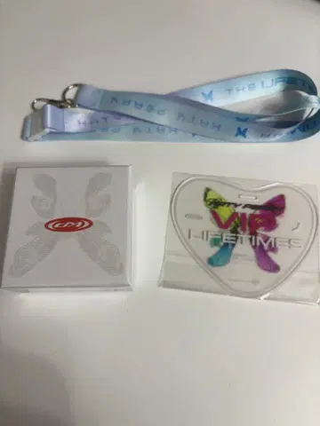 Katy Perry 한정판 목걸이와 VIP 패스