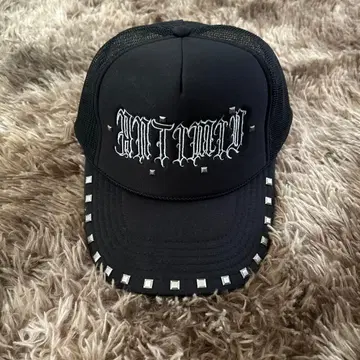 ANTIMID 스터드 장식 블랙 캡