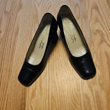 블랙 가죽 하이힐 스퀘어토