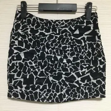 알마니 익스체인지 기하학 지라프 패턴 블랙 화이트 미니 스커트
