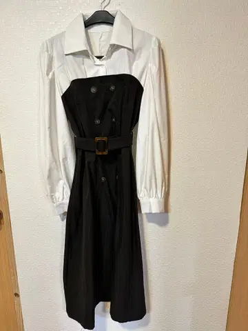 더블 브레스트 원피스 벨트 포함 블랙과 화이트