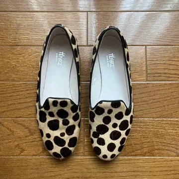 La TENACE(라 테나체) 플랫슈즈 송치 레오파드 무늬 23cm