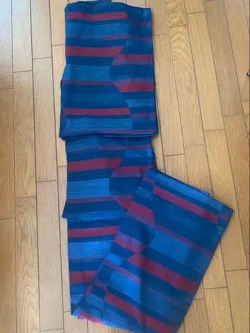 네이비와 크림슨의 변화하는 가로 줄무늬 보더 울 기모노