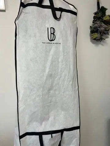 THE URBAN BLANCHE 블랙 오프숄더 드레스