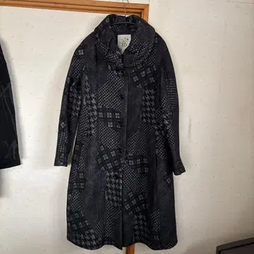 t.b의 블랙 체크 무늬 롱 코트