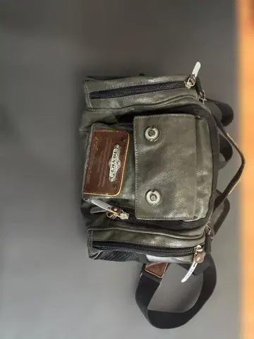 다크 그레이 가죽 멀티 포켓 백