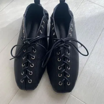 블랙 레이스업 플랫슈즈