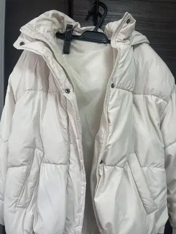 화이트 후드 부착 다운 자켓