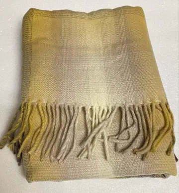 포근하고 따뜻한 베이지 체크 무늬 프린지 달린 스톨