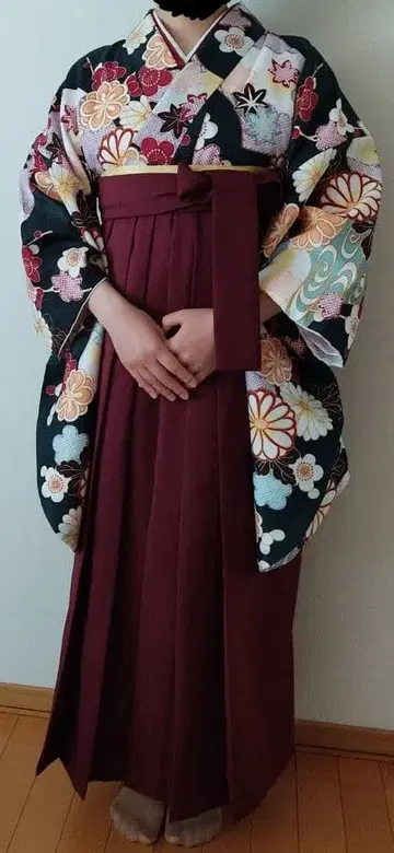 꽃무늬 기모노와 하카마 세트 액세서리와 부츠 포함 약간의 하자 있음