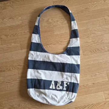 12/7까지 특별 가격 인하 A&F 스트라이프 토트백