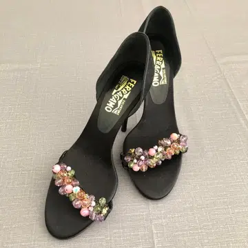 [ 미사용 새상품 ] Ferragamo 사이즈 8 비즈 장식 하이힐