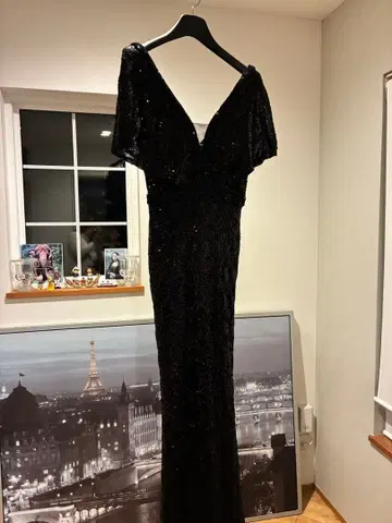 비즈 장식 블랙 V넥 드레스