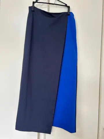 Paul Smith 네이비와 파랑의 타이트 스커트