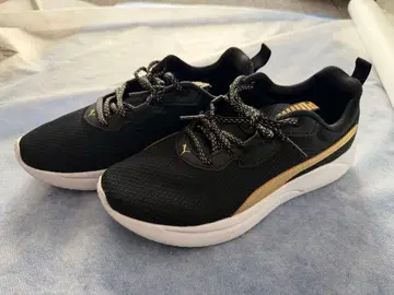 PUMA 블랙/골드 스니커즈