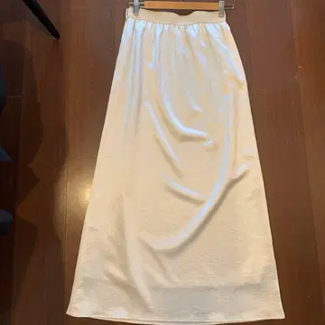 온워드 화이트 롱 스커트 광택감 있음