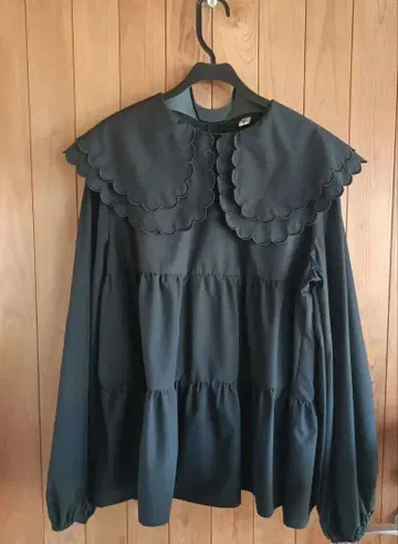 블랙 스캘럽 칼라 긴팔 블라우스