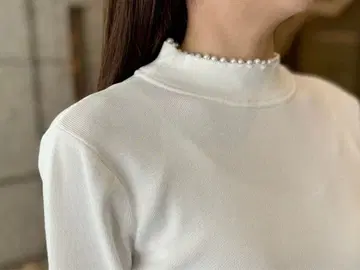 엠프리미어 화이트 펄 장식 하이넥 니트