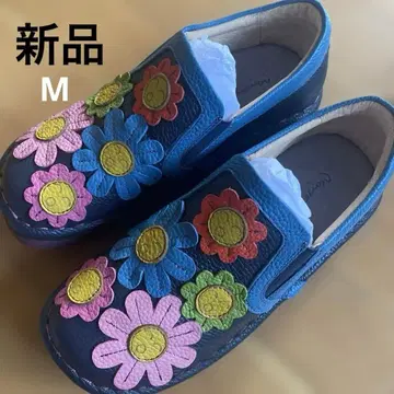 꽃무늬 자수의 파란색 슬립온 스니커즈 에스타시온