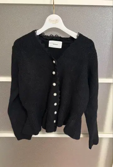 나르시스 키라키라 프릴 장식 펄 버튼 가디건 블랙