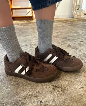 메아리 치크 스니커즈 브라운