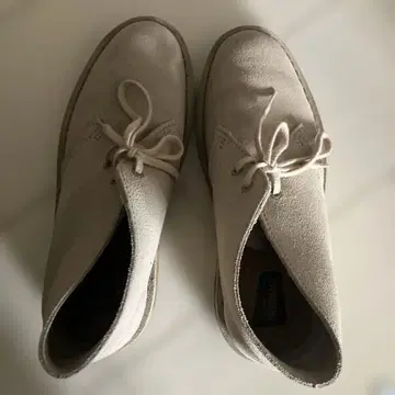 클락스 라이트 그레이 스웨이드 레이스업 부츠