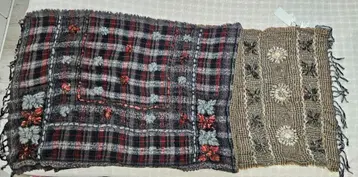 AS KNOW AS 체크 무늬 자수 스톨