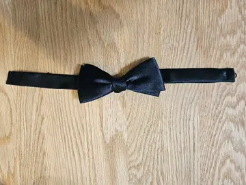 블랙 새틴 보타이 Authentique