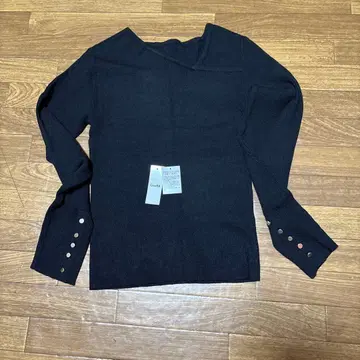 Geera 아지메 넥 소매 버튼 리브 니트 블랙 시착만 한 상품