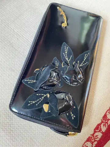 이탈리아제 블랙 꽃 장식 장지갑