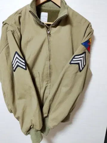 카키 밀리터리 자켓 계급장 부착