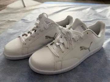 Puma 화이트 스니커즈 실버색 로고
