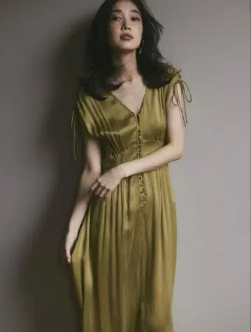 [FRAY I.D] 새틴 턱 플레어 원피스 결혼식 드레스 경사