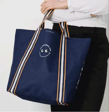 미사용 새상품 Anya Hindmarch TASTE 네이비