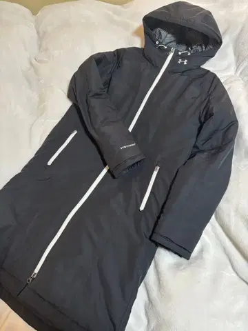 언더아머 후드 부착 벤치 코트