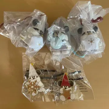 디즈니 크리스마스 2025 릴린린 캡슐 토이 화이트 브라운 핀 배지