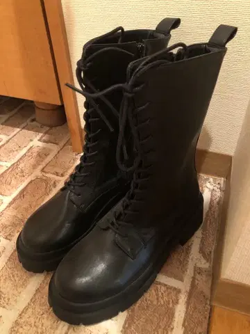 블랙 레이스업 부츠 미들 컷 헤더